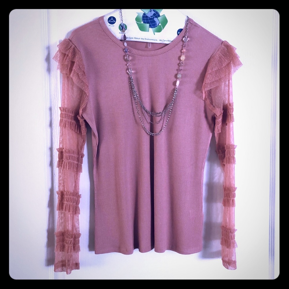 🌸 Pink tee. Lace sleeves. Sz Small by 1. State 🌸